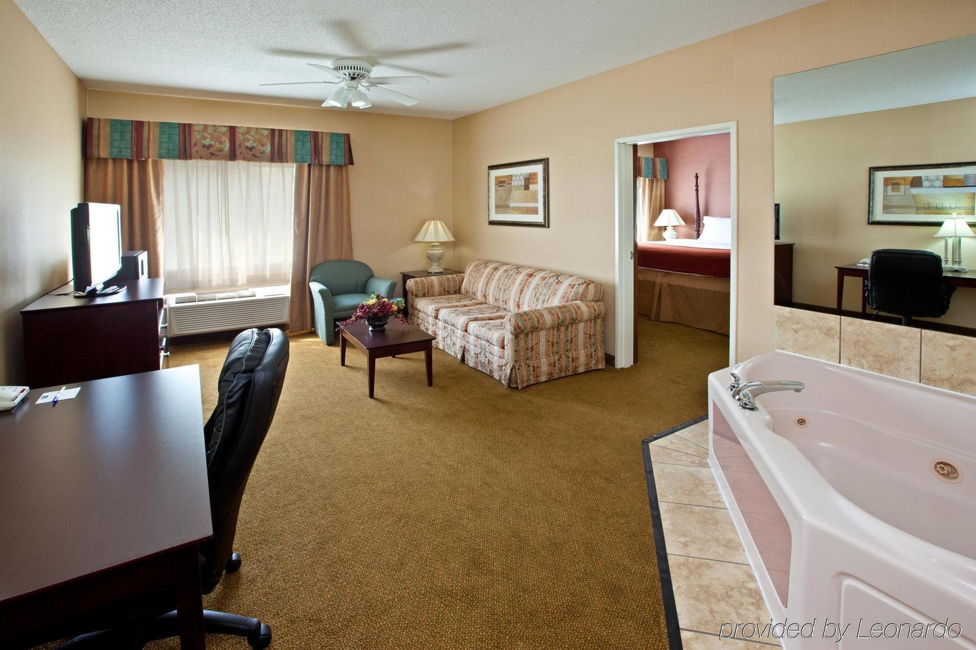 Holiday Inn Express Hotel & Suites Cincinnati-North/Шаронвілл Номер фото