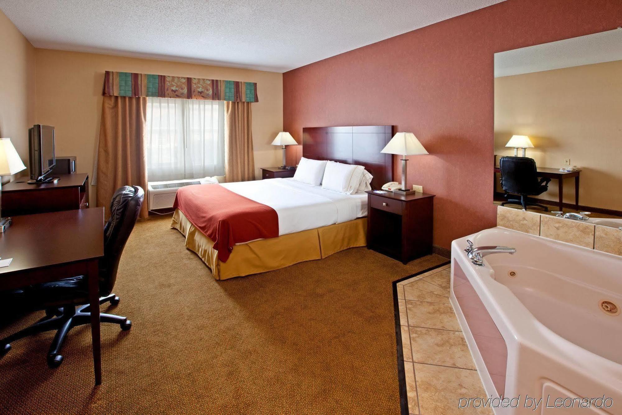 Holiday Inn Express Hotel & Suites Cincinnati-North/Шаронвілл Номер фото